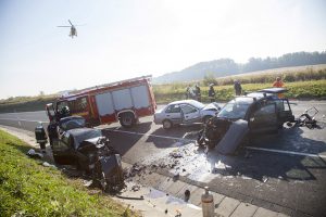 Nagykanizsa, 2016. szeptember 25. Balesetben összetört személygépkocsik 2016. szeptember 25-én a 7-es főúton Nagykanizsa közelében, ahol három autó összeütközött. A balesetben két ember súlyosan, kettő pedig könnyebben megsérült. MTI Fotó: Varga György