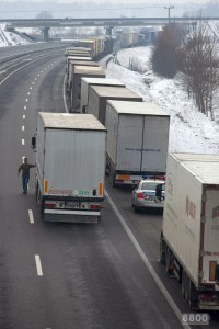 Várakozó kamionok az M-7-en (MTI fotó)