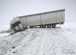 MTI fotó - A Hahót és Fakospuszta között keresztbe fordult kamion