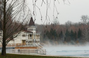 Hévíz,_Thermal_bath_in_winter