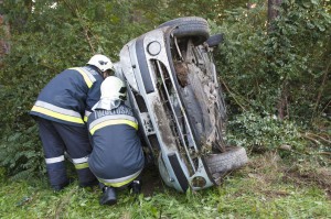 Lesodródott az útról, majd az oldalára borult egy autó Fity