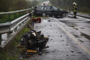 Szalagkorlátnak ütközött egy személyautó a 7-es főúton