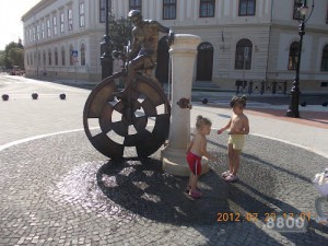 Testvérvárosok szobra az Erzsébet téren